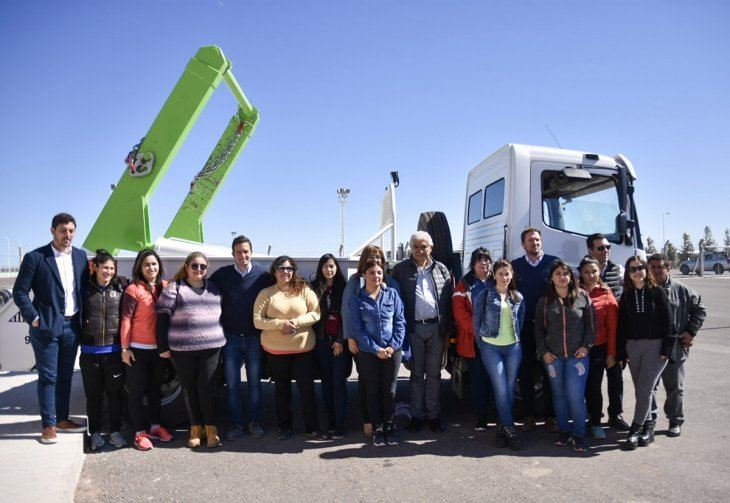 Diez mujeres se capacitan en manejo de flota pesada